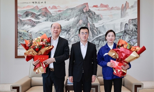 致敬劳动者丨桐乡市委书记于会游“五一”前走访慰问腾博会官网劳模！